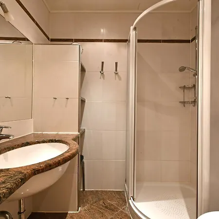 Res 408 - Residenz - Teilseeblick *